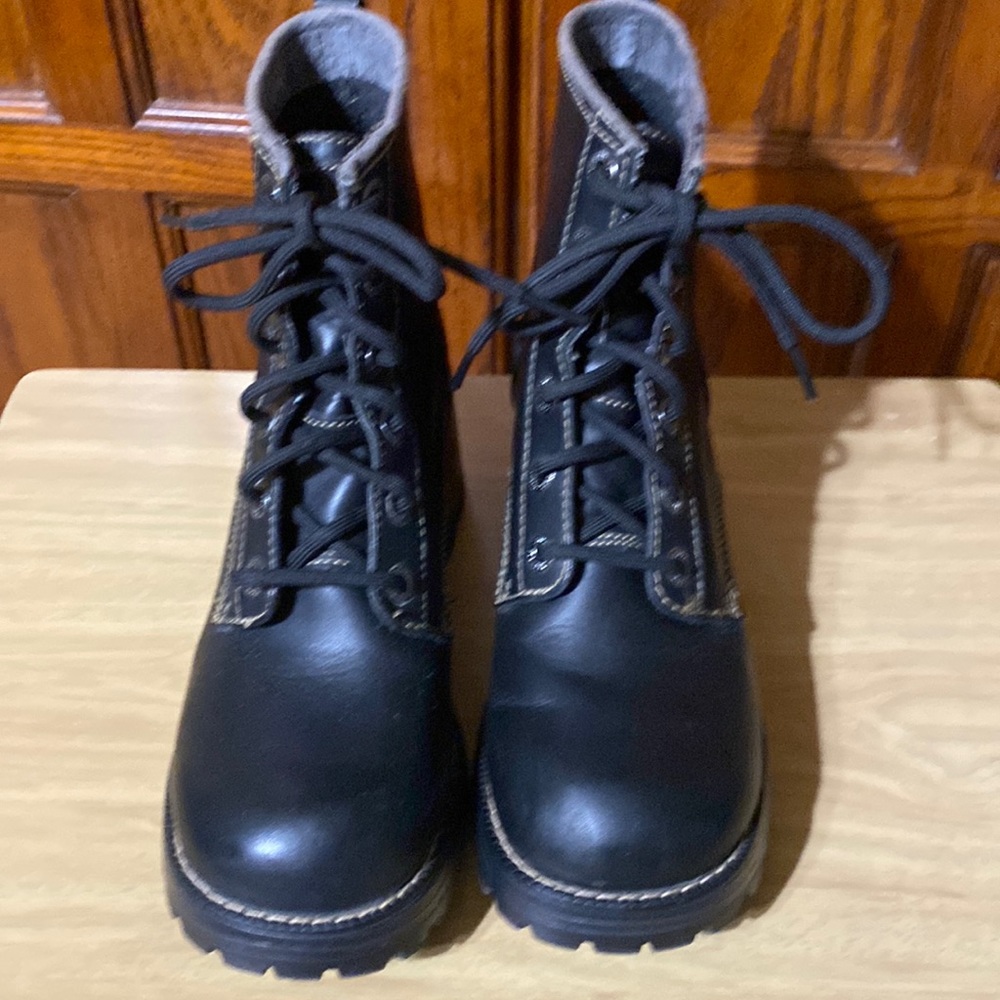 Sketchers Black Leather Combat Boots size 9